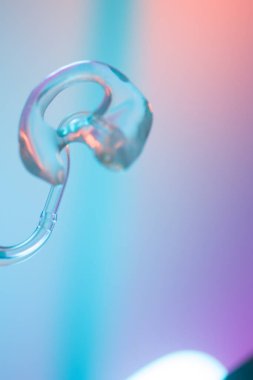 Sağırlar ve sağırlar için modern dijital işitme cihazı.