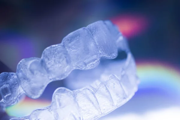 Niewidoczne Nowoczesne Plastikowe Estetyczne Stomatologiczne Nawiasy Dentystyczne Prostownice Zęby — Zdjęcie stockowe