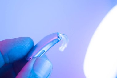 Sağırlar ve sağırlar için modern dijital işitme cihazı.