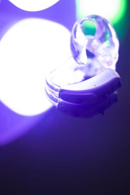 Sağırlar ve sağırlar için modern dijital işitme cihazı.