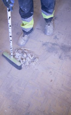 İnşaat yenileme işleri, inşaatçıların duvarları yenilemek için yaptıkları dairelerde yapılıyor..