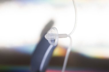 Modern yüksek teknoloji dijital işitme cihazı izole edildi.