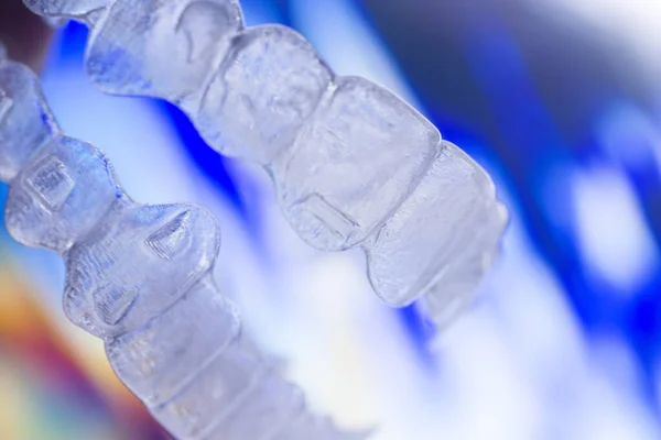 Niewidoczne Nowoczesne Plastikowe Estetyczne Stomatologiczne Nawiasy Dentystyczne Prostownice Zęby — Zdjęcie stockowe