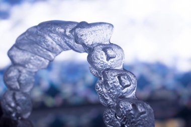 Görünmez plastik estetik dişçilik diş teli diş düzenleyicileri..