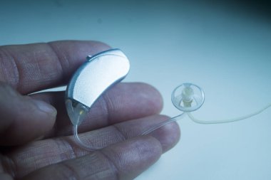 Modern dijital işitme cihazı yakın çekim makro fotoğraf.