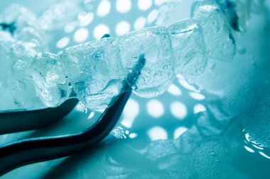 Modern görünmez parantez hizalayıcıları dişçiler tarafından dişlerin hizalanmasını düzeltmek için kullanılır.