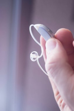 Sağırlar için dijital modern teknoloji mikro işitme cihazı.
