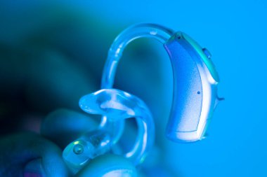 Sağırlar ve sağırlar için modern dijital işitme cihazı.