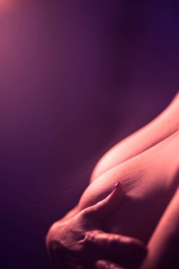 Göğüsleri büyük, erotik göğüsleri olan ve fotoğraf çekiminde yetişkin gibi davranan zayıf, seksi bir kadın..