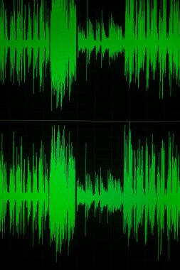 Stüdyo ses sanatçısı diyalog ses dalgalarını bilgisayar ekranında kaydediyor.