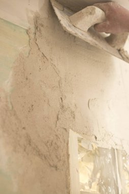 Bina yenileme çalışmaları, duvarları yenilemek için inşaat işçilerinin yaptığı yenilemeleri gösteriyor..