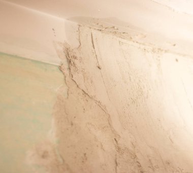 Bina yenileme çalışmaları, duvarları yenilemek için inşaat işçilerinin yaptığı yenilemeleri gösteriyor..