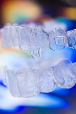 Görünmez plastik estetik dişçilik diş teli diş düzenleyicileri..