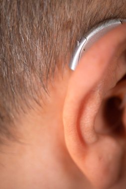 Modern dijital işitme cihazı orta yaşlı 50 'li yaşlarda bir adamın kulağında