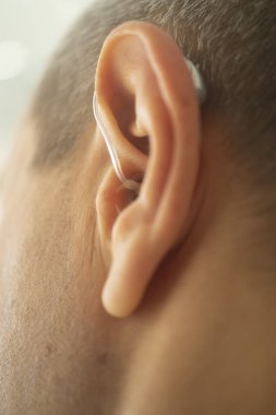 Modern dijital işitme cihazı orta yaşlı 50 'li yaşlarda bir adamın kulağında