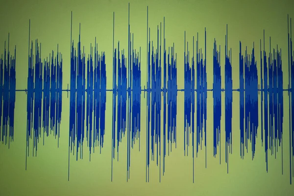 ボイスオーバースタジオ声優コンピュータ画面上で音声波を録音する対話プログラム — ストック写真
