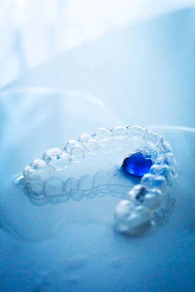 Moderní Neviditelné Závorky Rovnoběžky Používané Opravě Zarovnání Zubů Zubními Lékaři — Stock fotografie