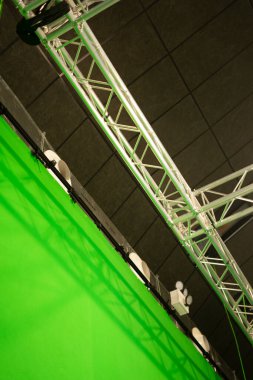 Çekimler ve fotoğrafçılık için televizyon, film ve fotoğraf stüdyosunda yeşil kroma anahtar ekranı