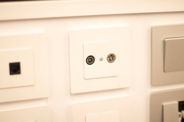 Müşteriler için duvar tanıtım modellerinde satışta olan ürünleri depola ve değiştir