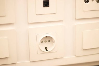 Müşteriler için duvar tanıtım modellerinde satışta olan ürünleri depola ve değiştir