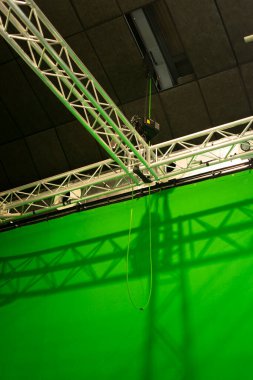 Çekimler ve fotoğrafçılık için televizyon, film ve fotoğraf stüdyosunda yeşil kroma anahtar ekranı
