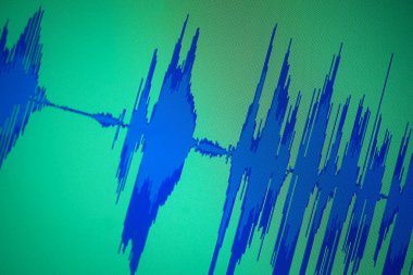 Stüdyo ses sanatçısı diyalog ses dalgalarını bilgisayar ekranında kaydediyor.