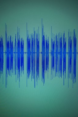 Stüdyo ses sanatçısı diyalog ses dalgalarını bilgisayar ekranında kaydediyor.