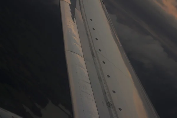 Samolot latający w niebie skrzydła w locie — Zdjęcie stockowe
