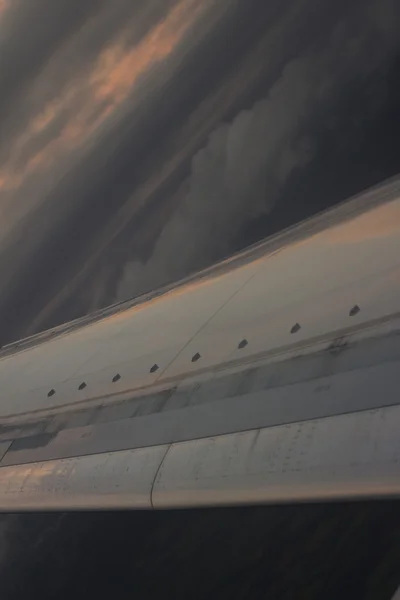 Avião voando na asa do céu em voo — Fotografia de Stock