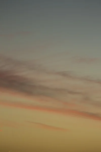 夕日色の雲と空の飛行機 — ストック写真