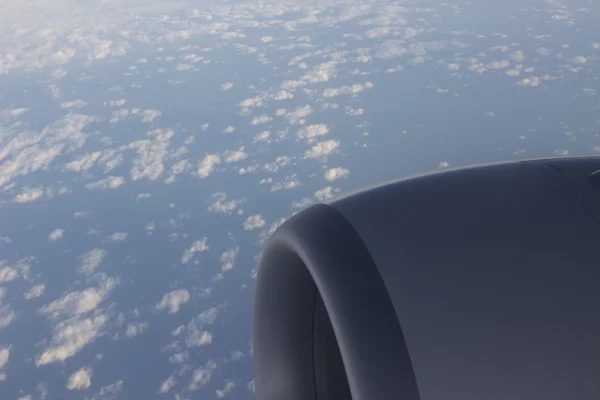 Avion volant dans l'aile du moteur du ciel — Photo