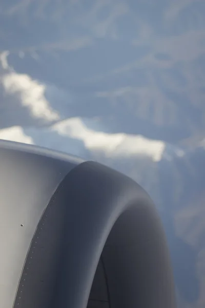 Avion volant dans l'aile du moteur du ciel — Photo