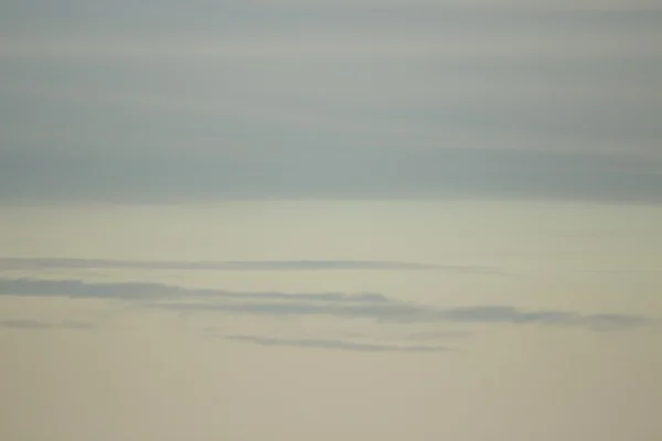飛行機の窓から見た雲と青い空 — ストック写真