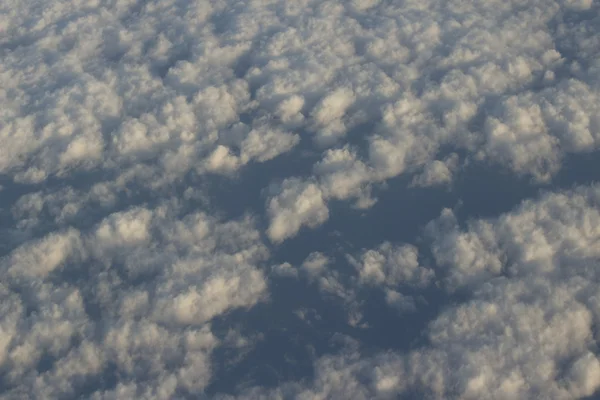 飛行機の窓から見た雲と青い空 — ストック写真