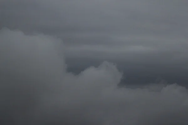 Contraente temporale grigio nuvole blu cielo — Foto Stock