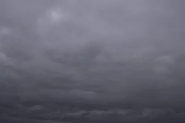 Trovoada contratante cinza céu nuvens azuis — Fotografia de Stock