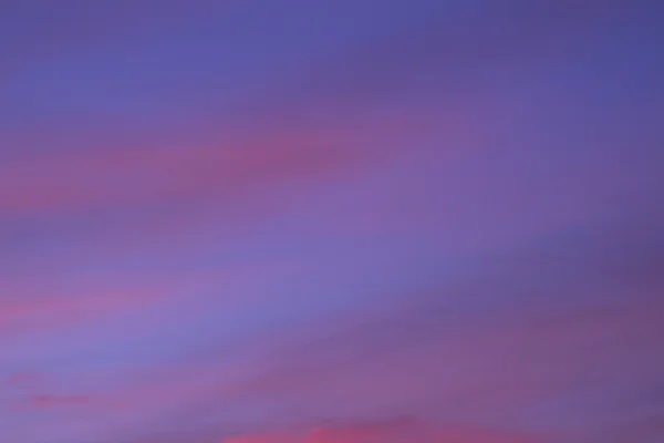 青とピンクの夕日色の雲と空 — ストック写真