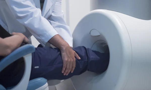 Patient and Doctor in fully open MRI CAT Scan — Stock Photo, Image