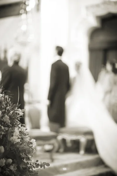 カトリック教会の宗教的な結婚式をウェディング — ストック写真