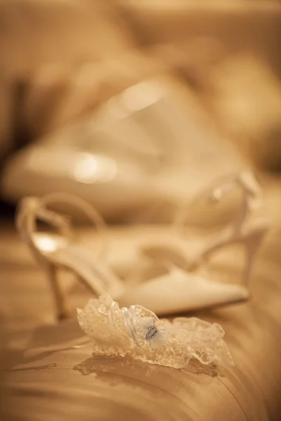 Cinturón liguero nupcial lencería boda zapato de novia en la cama — Foto de Stock