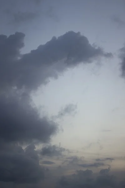 Este alkonyatkor kék felhős ég — Stock Fotó