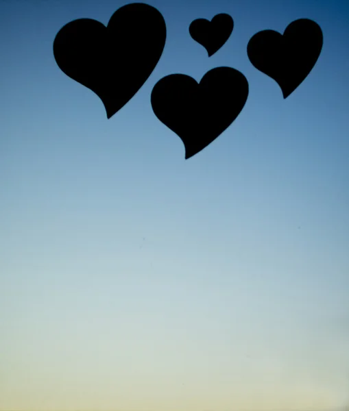 夕焼け空を背景にシルエットで心の愛 4 — ストック写真
