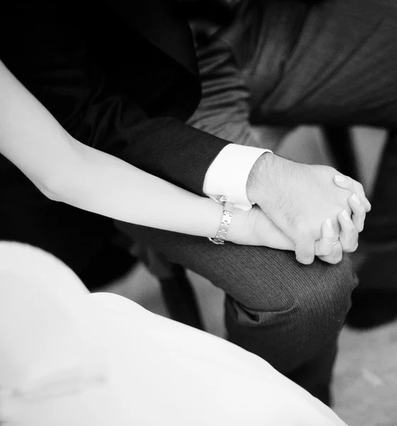 Trzymając się za ręce w małżeństwie ślub pary młodej — Zdjęcie stockowe