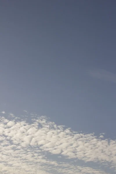 Céu azul com luz suave nuvem branca dia quente ensolarado — Fotografia de Stock