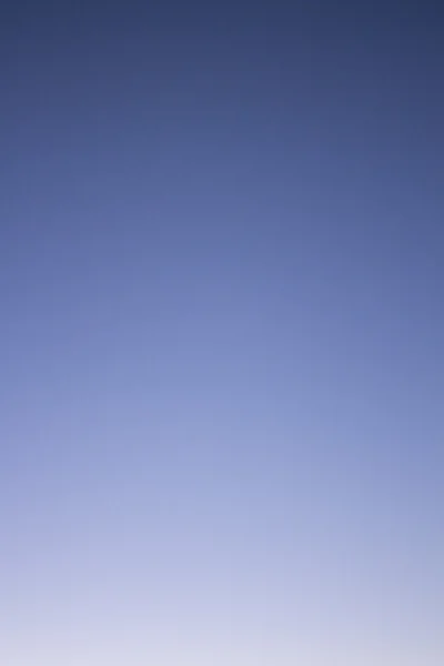 Céu claro azul sem nuvens dia quente ensolarado do verão — Fotografia de Stock