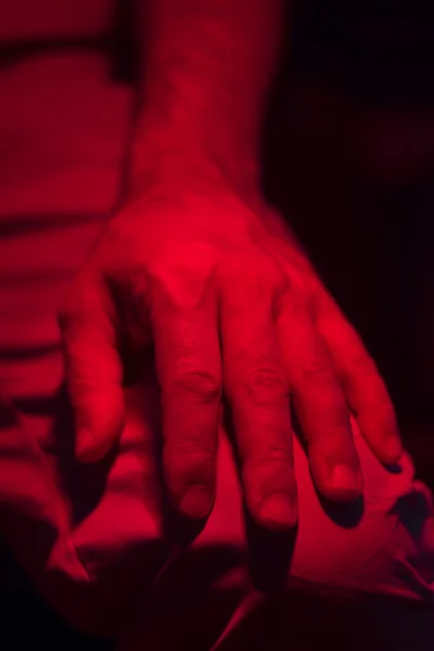 Χέρι του ασθενούς κάτω από λαμπτήρα θερμότητας κλινική αποκατάστασης κόκκινο — Φωτογραφία Αρχείου