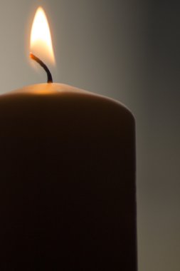 Yakın çekim düz arka plan yanan mum ışıkları