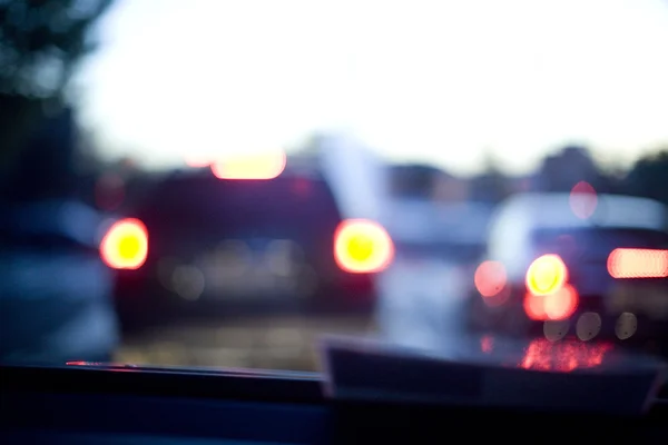 Vägen vid skymning solnedgången sett från i bil körning i trafik — Stockfoto