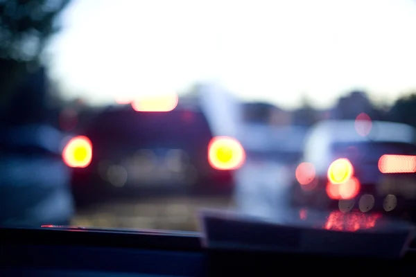 Straße in der Abenddämmerung Sonnenuntergang aus dem Auto im Verkehr gesehen — Stockfoto