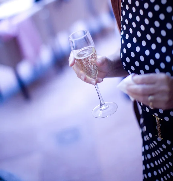 Copa de vino de flauta de champán en la mano del invitado de boda — Foto de Stock